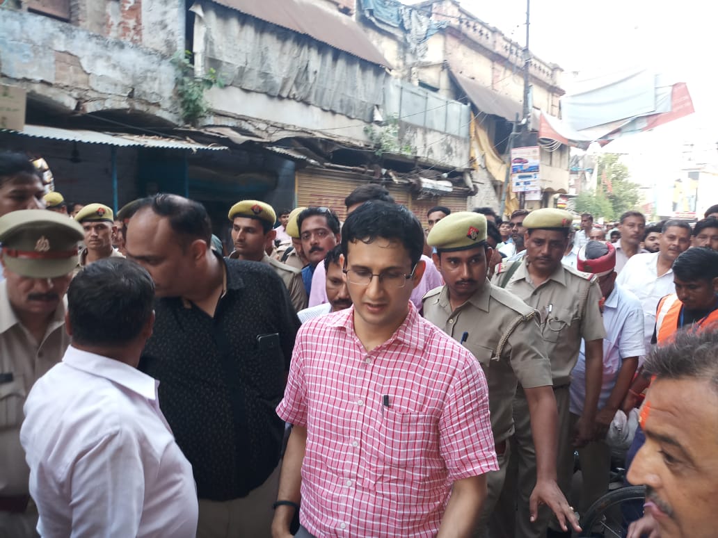 reporter_saini's tweet photo. कानपुर आज दिनांक 18 जुलाई 2018 पालीथिन प्रतिबन्ध कराने हेतु।जिलाधिकारी श्री विजय विश्वास पन्त घण्टा घर की दुकानों में की छापेमारी। https://t.co/fDmcUkQ0c1