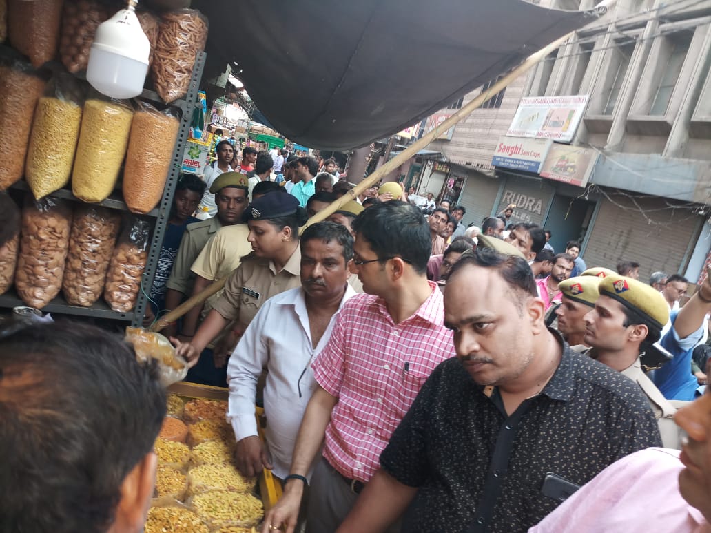 reporter_saini's tweet photo. कानपुर आज दिनांक 18 जुलाई 2018 पालीथिन प्रतिबन्ध कराने हेतु।जिलाधिकारी श्री विजय विश्वास पन्त घण्टा घर की दुकानों में की छापेमारी। https://t.co/fDmcUkQ0c1