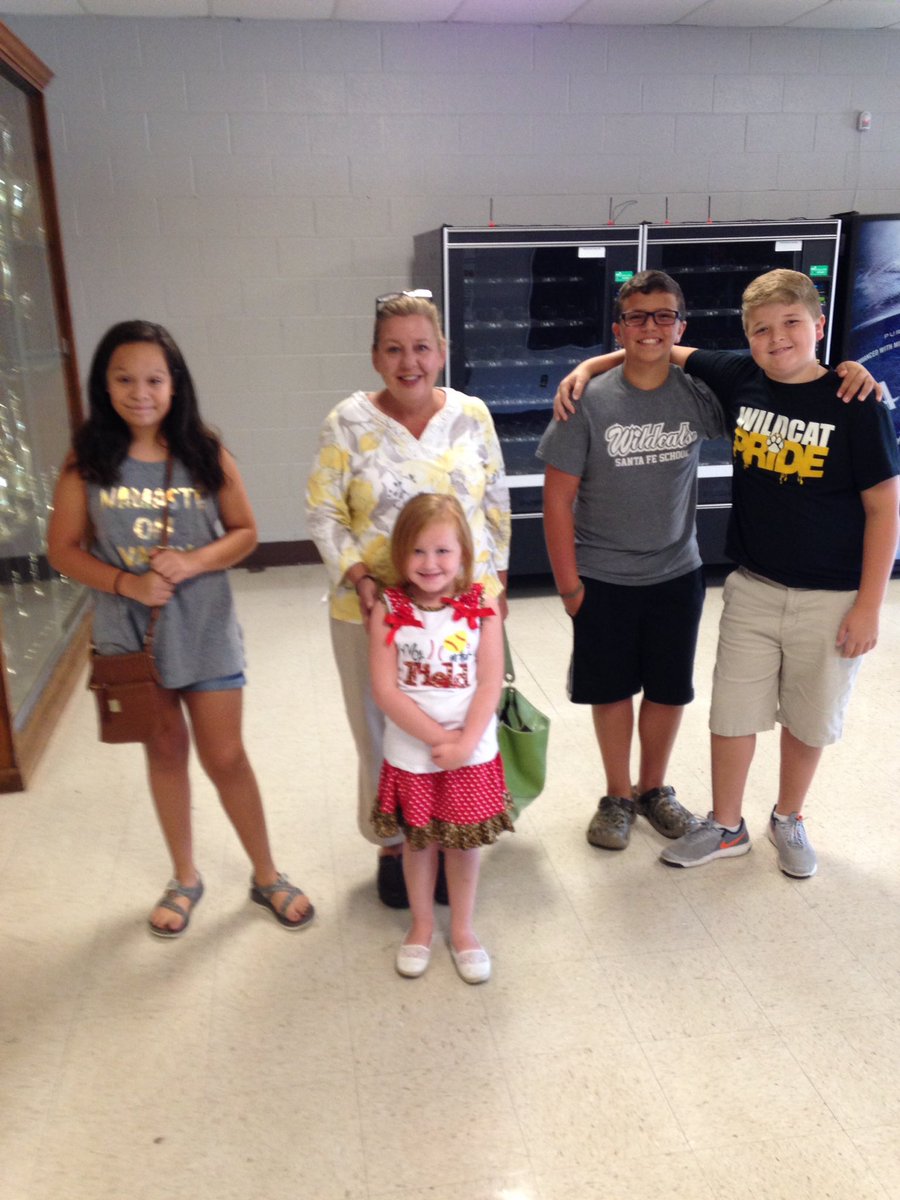 jerrylpotts's tweet photo. Regis day at Santa Fe. Thanks to our awesome MS Student Council members for leading the bldg tours for new students and parents. #growmaury @LeighAnnWilley @sfuswildcats @cjmarczak https://t.co/2HBNCwHBRX