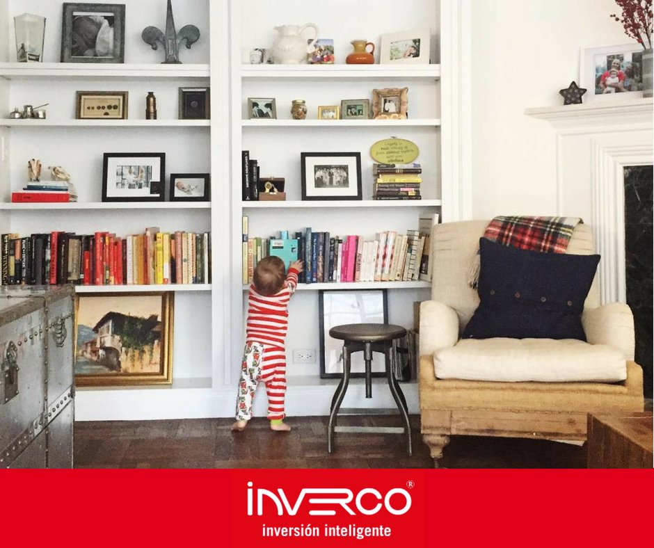 invercosa's tweet photo. #TipsInverco 😃👌
📕📗📘 Si tenes paredes blancas y muebles de colores claros, podes ordenar tu biblioteca según la tonalidad de los libros. Esta es una gran forma de darle un toque de color y alegría a la habitación. https://t.co/9twWp71scy