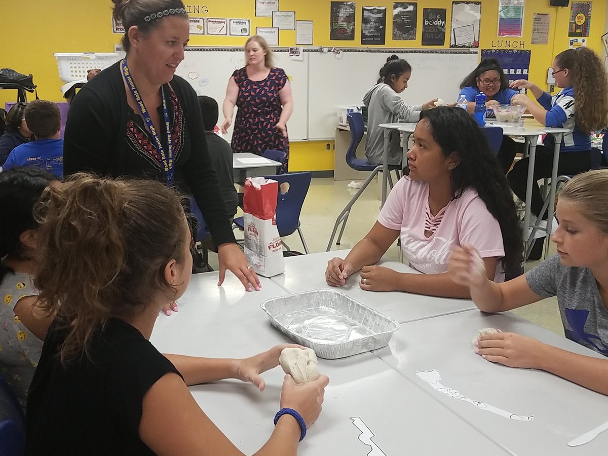 PhillipsRm108's tweet photo. Junior high students practicing fractions via geography! @MrsGarbacz @wdsd_7 @WDJH_Panthers @MsGruben https://t.co/Ym4JJ0OL1q
