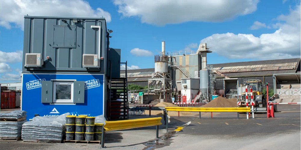 Holcim_UK's tweet photo. With a growing appetite for coloured #asphalt, we've opened a new sampling lab at our @express_asphalt plant in #Doncaster amid ongoing plans to extend our innovative SuperColour range 👍 https://t.co/kytaffM0ty https://t.co/KgKHz7g4FD