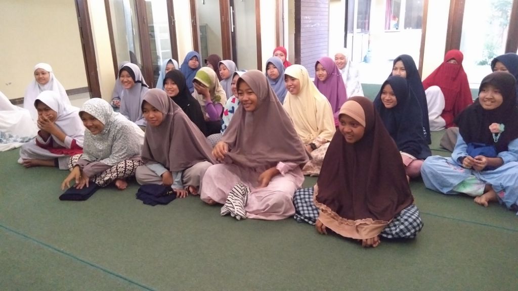 pidhi_18's tweet photo. Selamat belajar, selamat berjuang, semoga menjadi Hafidzah ya nduk, kelak kau memberikan mahkota surga bagi ayah ibumu. Amin. Misyuu :* https://t.co/lk2ttxTbnz