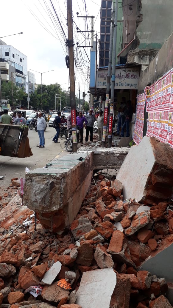Comm_HYDRAA's tweet photo. For all those who were wondering if encroachment removal work is still going on- it continues and will continue. @KTRTRS @arvindkumar_ias @GHMCOnline https://t.co/DJS6CIgmPX
