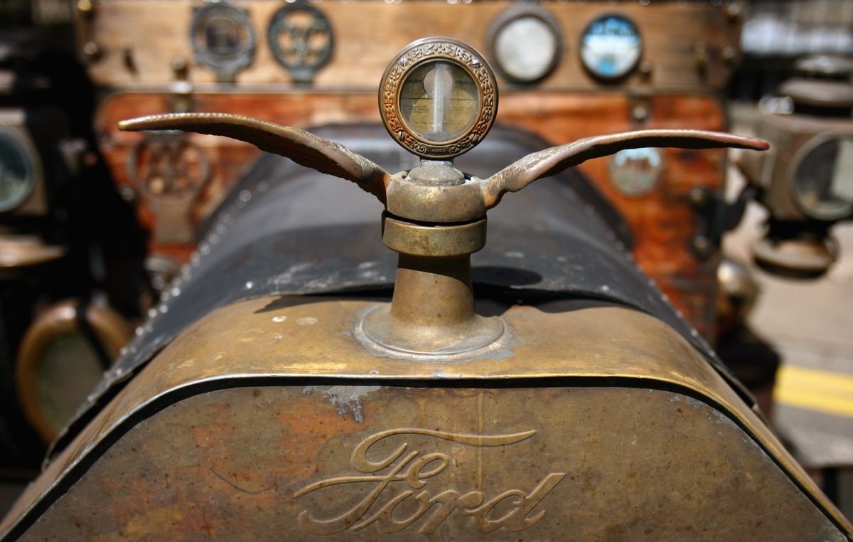 BlueOceanStrtgy's tweet image. The #FordModelT made owning an automobile accessible for the first time and in doing so created a #blueocean. Check out this classic #casestudy to find out more: blueoceanstrategy.com/bos-moves/the-…