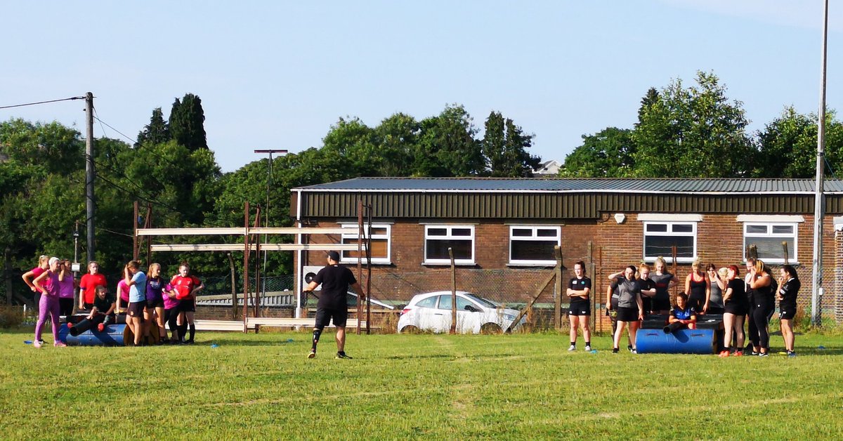 Positive night up <a href="/SevenSistersRFC/">Seven Sisters RFC</a>  with <a href="/shonapowell08/">Shona Powell-Hughes Wakley</a>

@ValleyHawks1 and <a href="/7SRFCL/">Seven Sisters Ladies 🖤💚</a> training side by side 

Fitness, Fun and Rugby all in one place 

Good to see some young leaders delivering to the <a href="/HawksRugby/">HAWKS</a>

#sunshineandsmiles