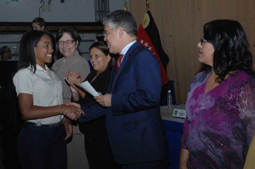 GALERÍA 📸| Acto de grado de los estudiantes pertenecientes al Liceo  Bolivariano Esteban Gil Borges, desde el auditorio de la <a href="/casa_bello/">Casa de las Letras Andrés Bello</a> (Ver+) ▶️▶️goo.gl/s2bf4e◀️◀️ <a href="/NicolasMaduro/">Nicolás Maduro</a>  <a href="/JauaMiranda/">Elías Jaua</a>