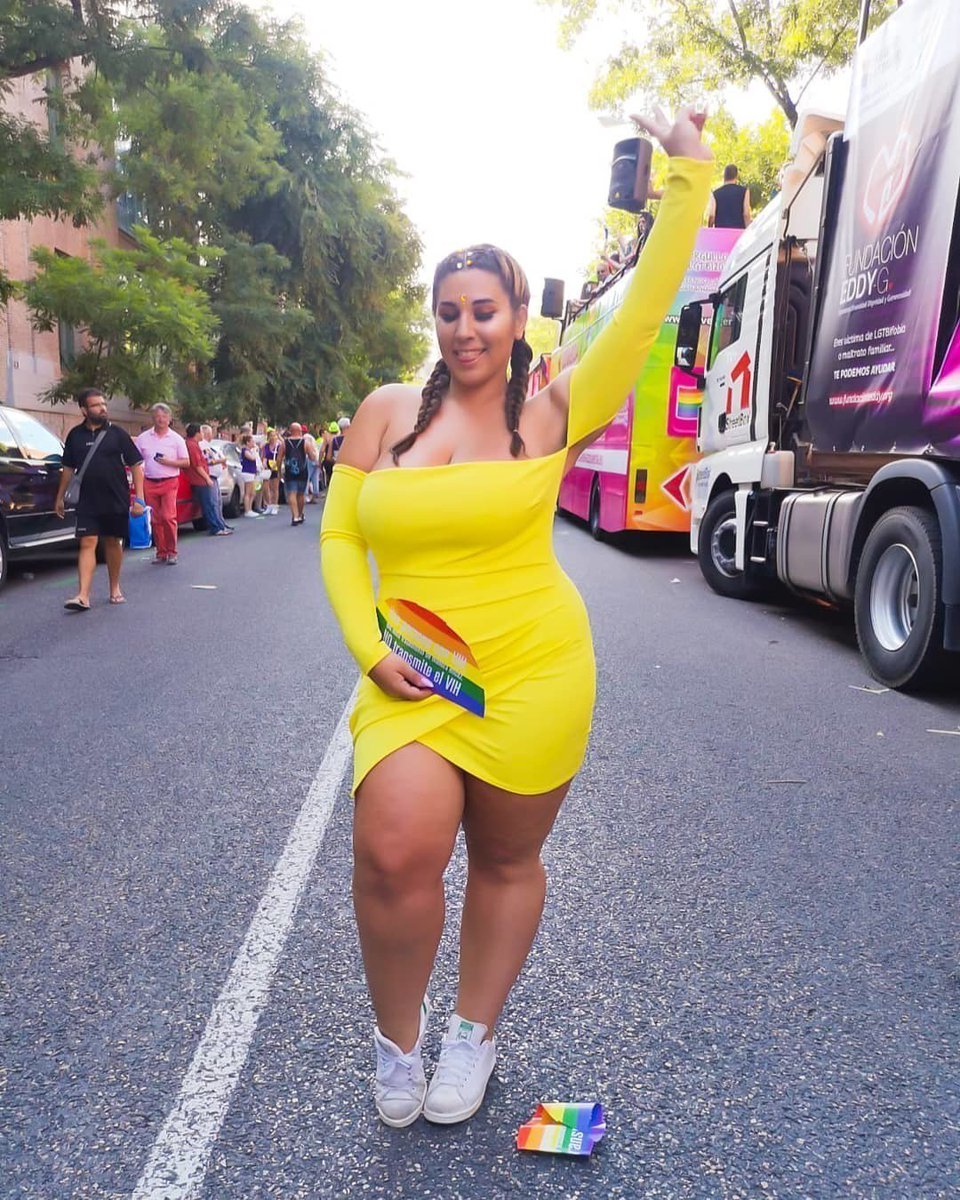 zhope-porno-tolstuhi-v-obtyagivayushih-platyah-spermoy-gruppovuha-porno