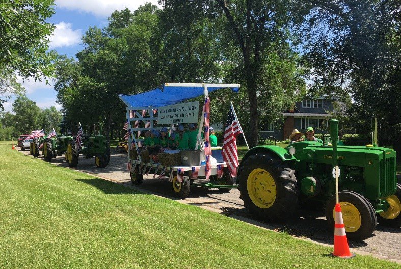 BoisePapers's tweet image. MD&amp;amp;W, the shortline operation that services our @packagingcorp mill in International Falls, MN participated in the I’Falls July 4th parade w/ a hay-ride float full of MD&amp;amp;W families celebrating employee safety. Sr. mechanic Larry Hoopman led the parade &amp;amp; company float design.