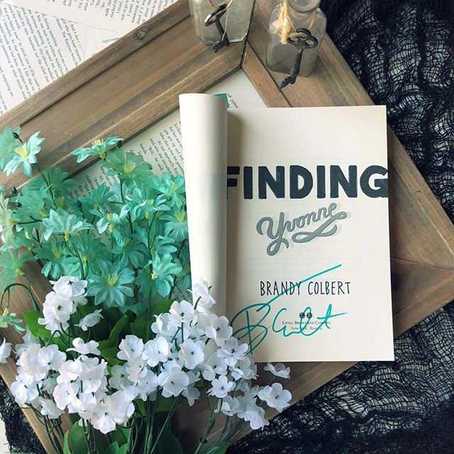 BookishBuff's tweet photo. Happy Wednesday!
What is everyone reading today?
✨
I plan on picking up Finding Yvonne by @brandycolbert tonight! Thank you so much to the amazing team at @thenovl for sending me a signed ARC!! 😍
.
.
#findingyvonne #brandycolbert #yacontemporary #thenovl #littlebrownbooks #l… https://t.co/MqnhIa6PG7