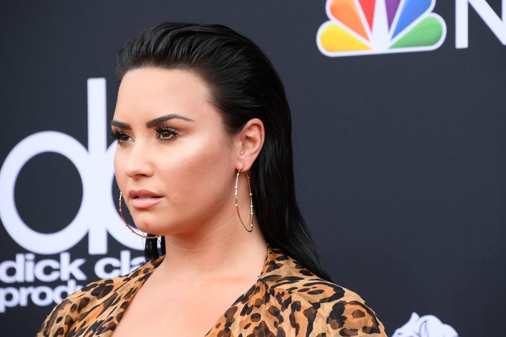Hellogiggles On Twitter Demi Lovato Debuted Honey Blonde Hair