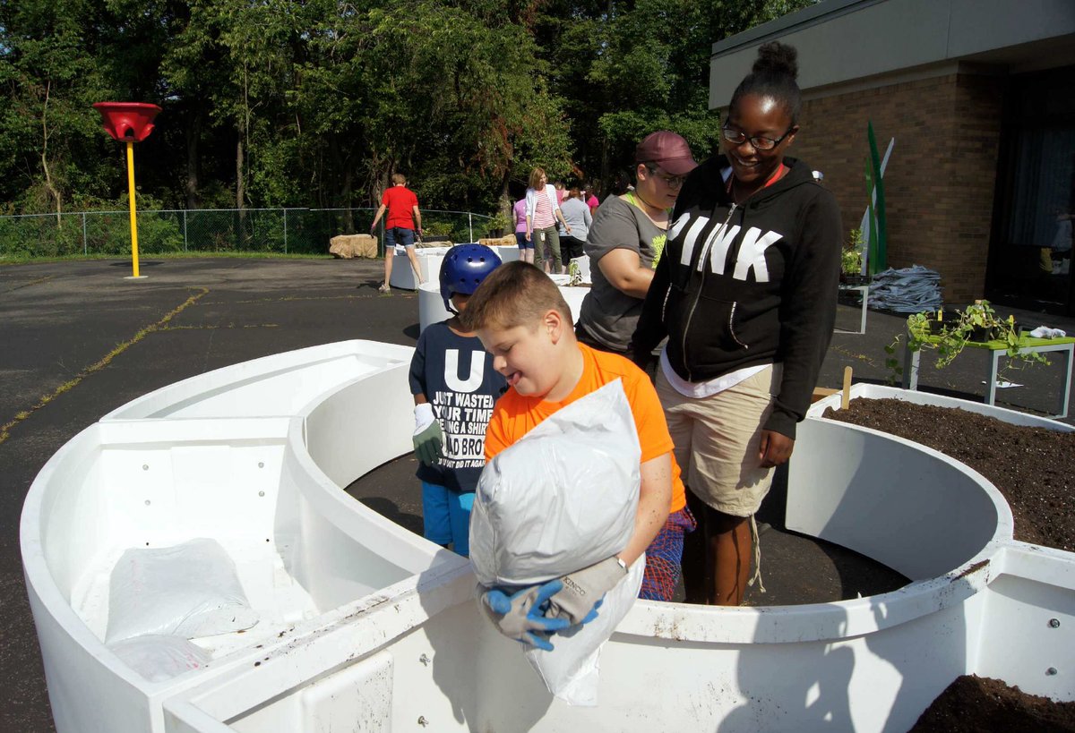 AlleghenyIU's tweet photo. Great day to be outside! TY grow Pittsburgh for all your help installing the brand new learning garden at Sunrise School! Now all three of our special education centers have their very own garden. https://t.co/qesz6ucM8w