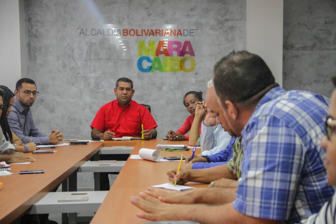 Junto al equipo de enlaces del Sistema de Gobierno Popular (SGP), evaluamos el tema de los servicios públicos en la ciudad, como la recolección de residuos y desechos sólidos, el agua y el gas, a fin de consolidar una prestación de servicios constante y eficiente. #15AñosUBV