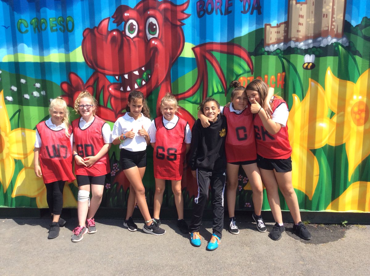 ybd_stdavids's tweet photo. Da iawn i’r plant a cymerodd rhan yn y pêl droed a pêl rhwyd heddiw draw yn Ysgol y Garn yn Roch! ⚽️🥅🏀🥅⚽️🥅🏀 @sportpembs Ymdrech Da! 🙌🏻 https://t.co/1HzQpwVwh1