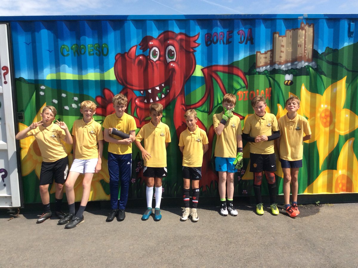 ybd_stdavids's tweet photo. Da iawn i’r plant a cymerodd rhan yn y pêl droed a pêl rhwyd heddiw draw yn Ysgol y Garn yn Roch! ⚽️🥅🏀🥅⚽️🥅🏀 @sportpembs Ymdrech Da! 🙌🏻 https://t.co/1HzQpwVwh1