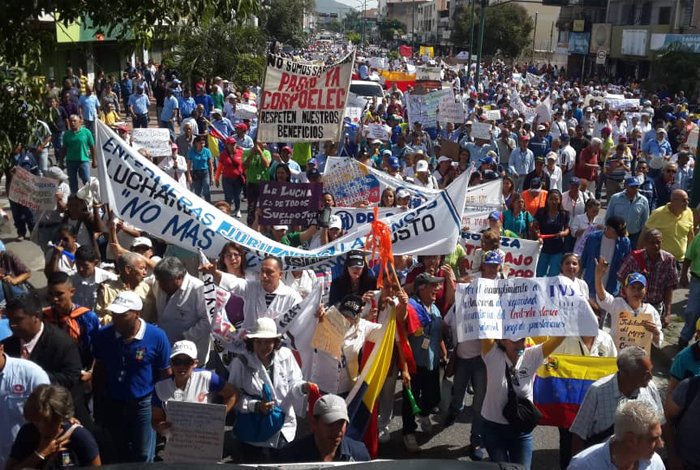 RobiroTeran's tweet photo. #Venezuela #18Jul 10:07am Así esta parte de la Mega Marcha de los Gremios en Barquisimeto este miércoles. La protesta en donde participan la mayoría de los gremios profesionales en Lara es por reivindicaciones salariales. (Fotos: @Jdvilchez) https://t.co/Ptiqr4WxiJ