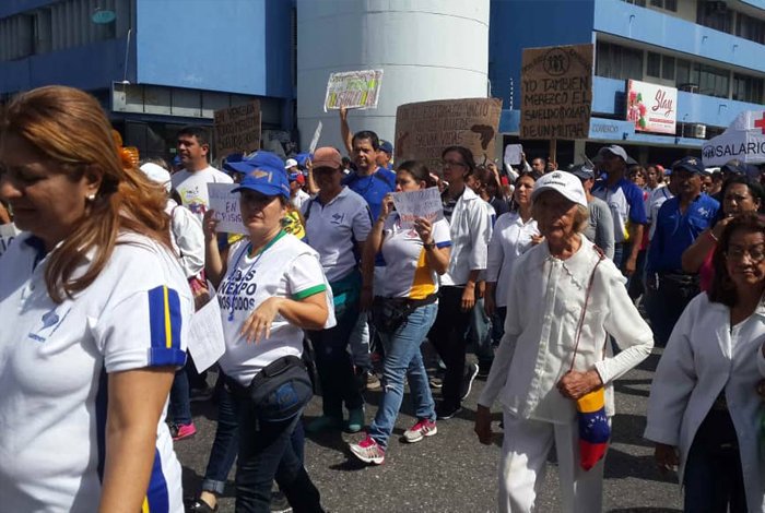 RobiroTeran's tweet photo. #Venezuela #18Jul 10:07am Así esta parte de la Mega Marcha de los Gremios en Barquisimeto este miércoles. La protesta en donde participan la mayoría de los gremios profesionales en Lara es por reivindicaciones salariales. (Fotos: @Jdvilchez) https://t.co/Ptiqr4WxiJ