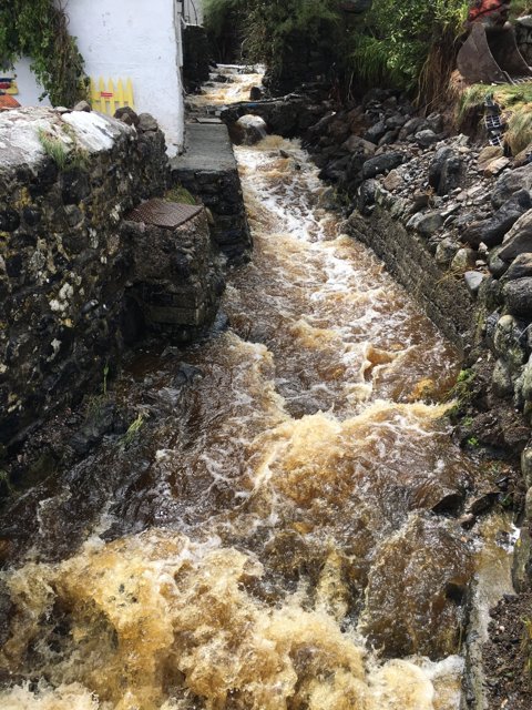 CornwallCouncil's tweet image. This time a year ago, heavy rain over Coverack turned into a violent hail storm.
People building flood barriers outside their homes and businesses were forced to give up and seek shelter inside as they were pelted by hail stones the size of 50p pieces ow.ly/SmYC30l0qqx