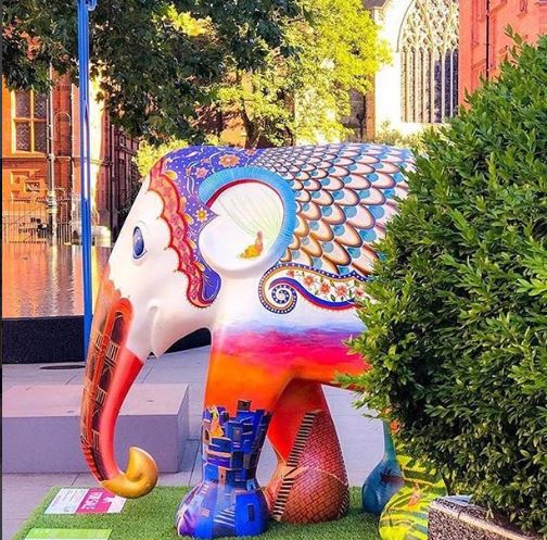 A last SPLASH OF COLOUR from the #London elephants before they head to their new homes ... could it be yours? Bidding closes as 5PM TODAY! bit.ly/EleAuction2018 #fromindiawithlove #elephants #auction #charity