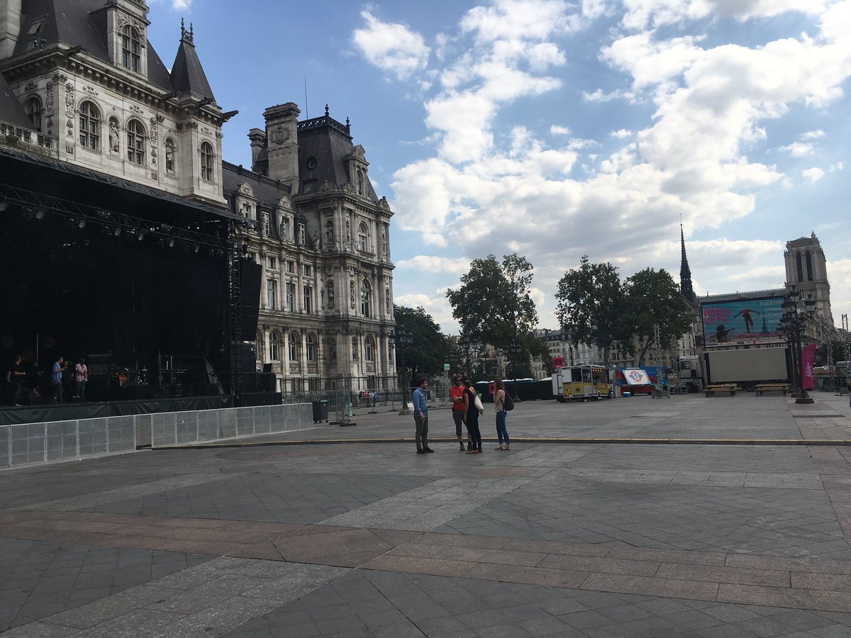 Festival Paris Lisbonne sur le parvis de l’hôtel de ville de <a href="/Paris/">Paris</a> ce soir uniquement. #burger #lecamionquifume #paris #lisboa #lisbonne