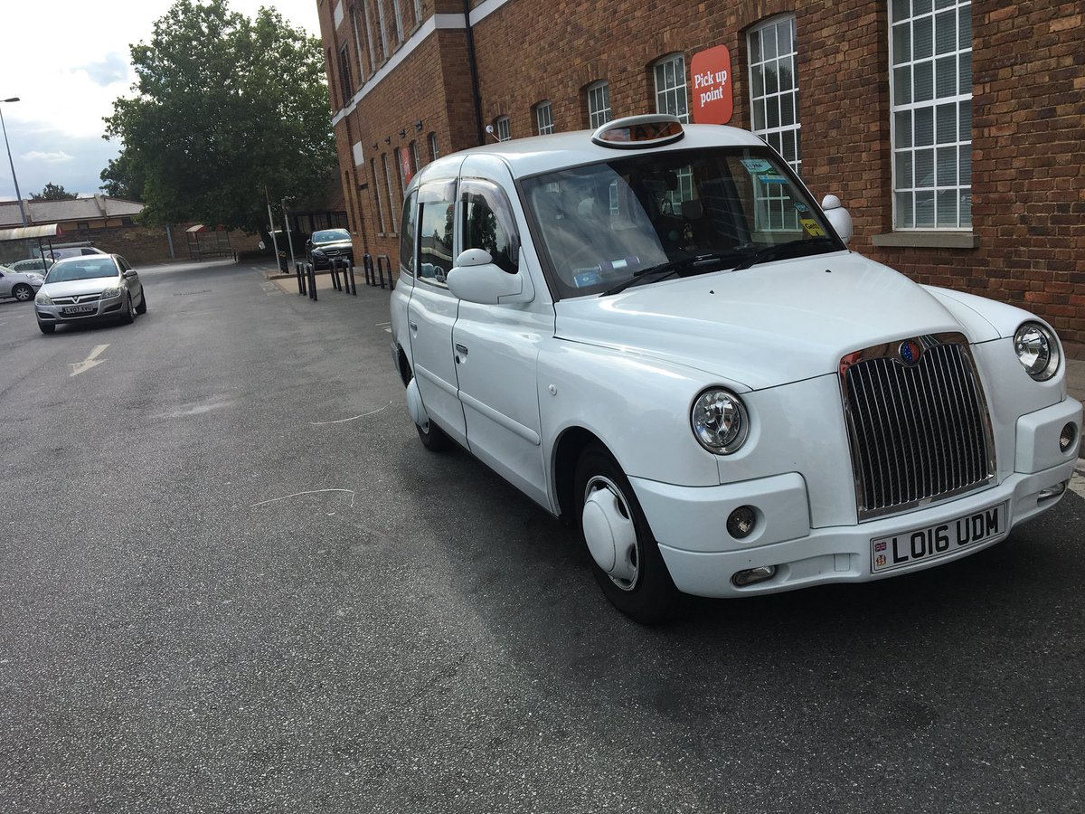 ciastek85uk's tweet photo. pickup point at Streatham sainsburys No parking allowed excluding #blackcab drivers??? @BlackCabCS https://t.co/vesWn5W20t