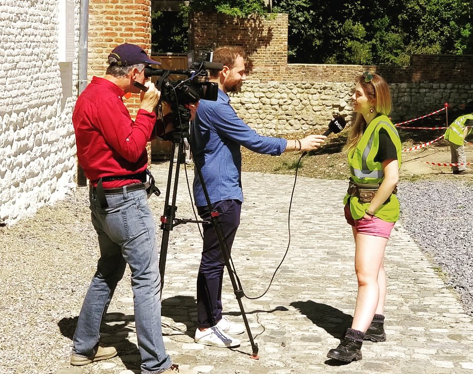Our lovely Alex being interviewed by the local press today! Want to know what else we have been up to? Read our Dig Diary of Tuesday here: waterloouncovered.com/dig-diary-7-bl… #WU2018 #1815 #digdiary #press #archaeology #mystery