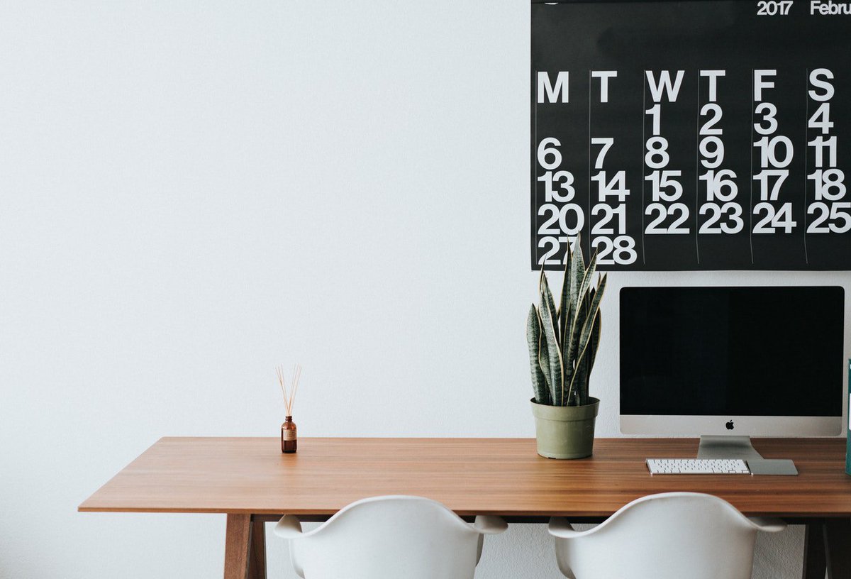 Is your desk messy? Or clean?🤔Click goo.gl/GtT78N to know how chic desk organization tips that will make your life so much easier💻#desktop #organizations #DeskTopThursday #workspace #Studio #BacktoSchool #WorkFromHome