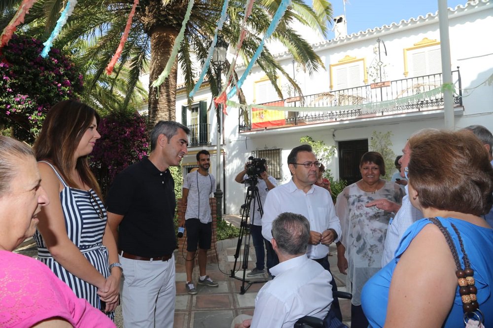 PsoeBenalmadena's tweet photo. El PSOE de Benalmádena informa sobre la subida en las pensiones propiciada por el nuevo Gobierno c/@navas_victor 
@maherediadiaz https://t.co/mw0t0AdrR9 https://t.co/SQ4oH8kj7M