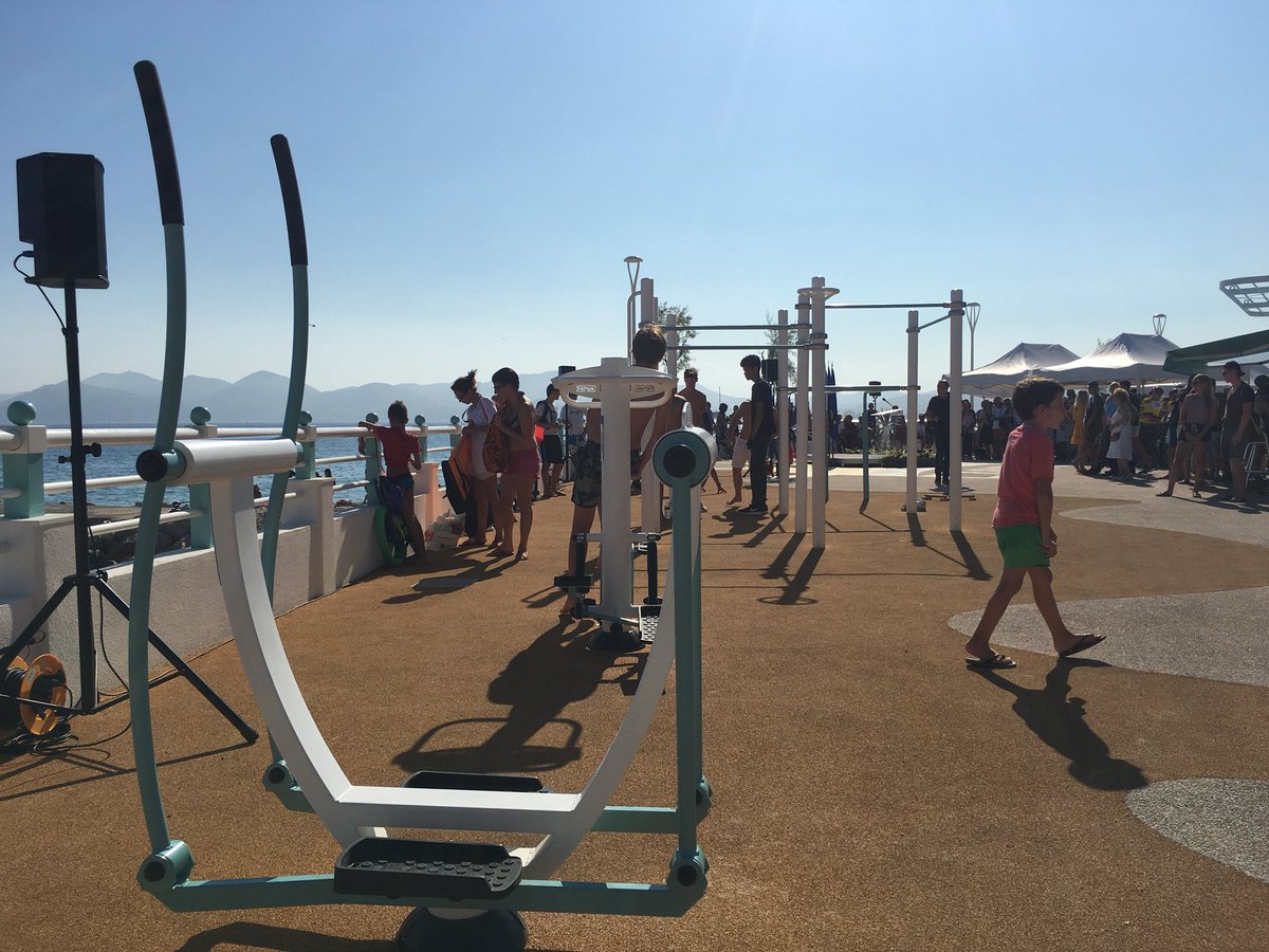 villecannes's tweet photo. 🏖 #Cannes #BoccaCabana 2
C’est aussi toute la philosophie de #CannesCapitaleSportPleinAir avec des aires de sport en libre accès composées d’espaces fitness et de street workout 💪🏻
+ aire de repos et de jeux https://t.co/YiRO8WBskq