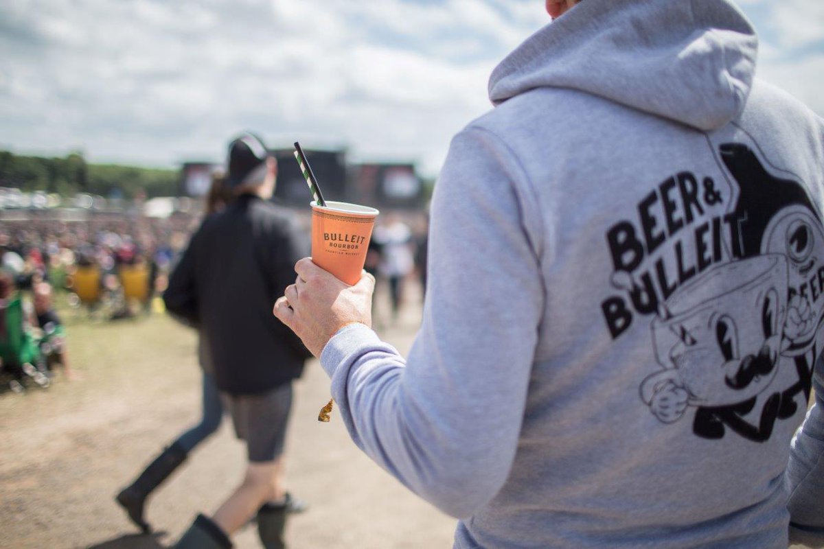 KendalCalling's tweet image. Bulleit Bourbon will be serving up some amazing cocktails at the Beer and Bourbon bar next to Tim Peaks Diner in the fields. Head there to grab a refreshing drink and a chance to earn yourself a free hipflask!
