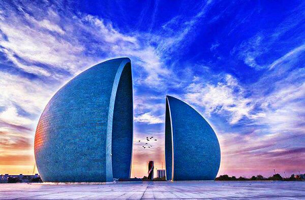 مَن لم يذق طعمَ العراق فما لهُ
مِن قَهوة الأحزانِ غيرَ الرّائِحة

إنَّ العراقَ حكايةُ الجُّرحِ الذي
ينمو على رَملِ الأماني المالِحة

- عمر عنّاز