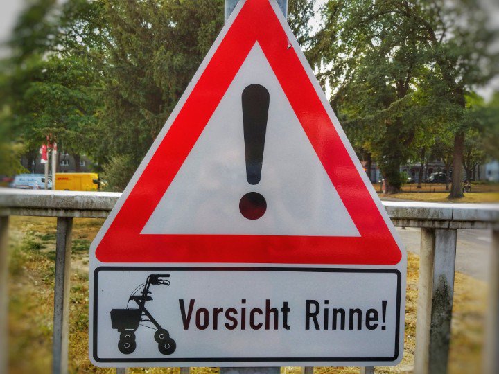 westaflex's tweet photo. Generationenwandel erfordert ganz neue Verkehrsschilder ;)) https://t.co/OYzQX2OCYw