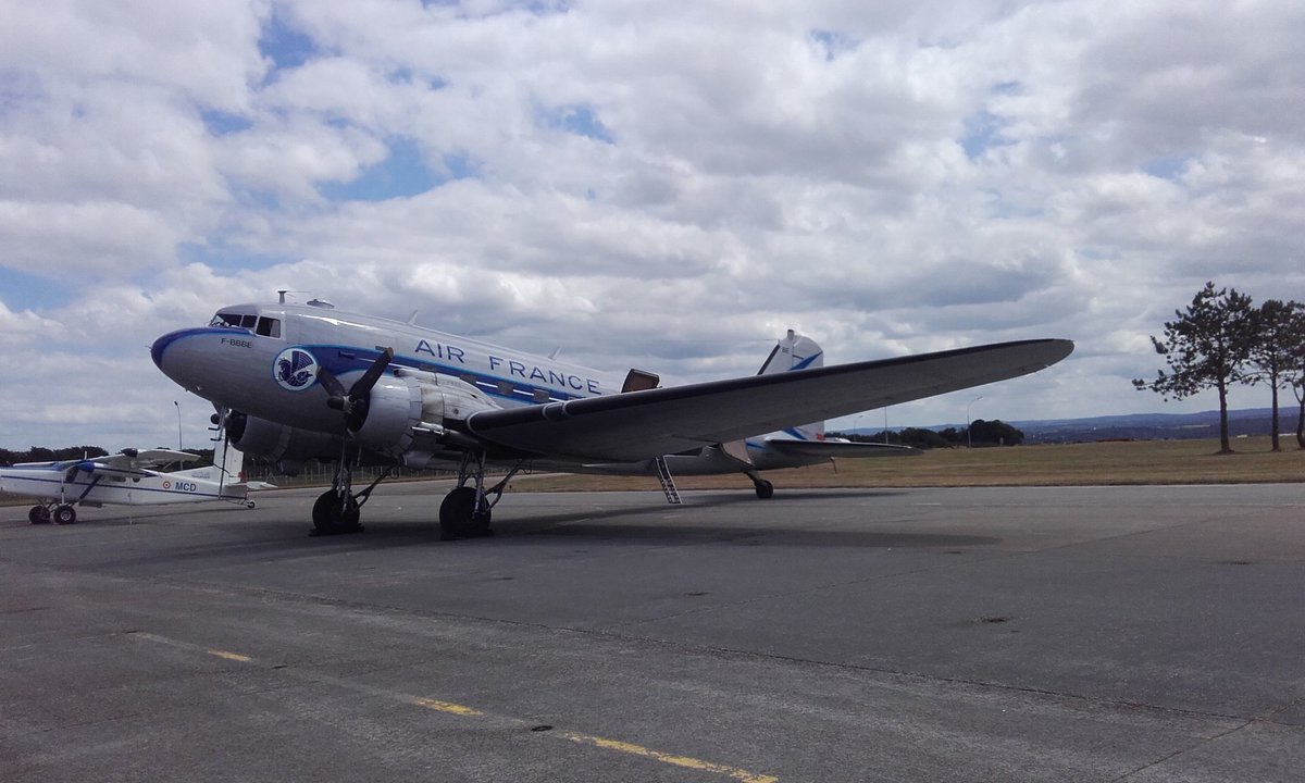 Al29900's tweet photo. On est pas monté dans un #mcdonnelldouglas DC-3 construit en 1943, qui a lâché des para au dessus de sainte mère l'église et traîné un planeur le jour du D-Days, et fai 50 missions de ravitaillement de Berlin pendant le blocus soviétique nous !!! https://t.co/i52mPqV6tz