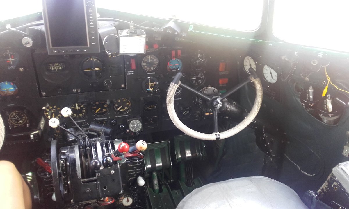 Al29900's tweet photo. On est pas monté dans un #mcdonnelldouglas DC-3 construit en 1943, qui a lâché des para au dessus de sainte mère l'église et traîné un planeur le jour du D-Days, et fai 50 missions de ravitaillement de Berlin pendant le blocus soviétique nous !!! https://t.co/i52mPqV6tz