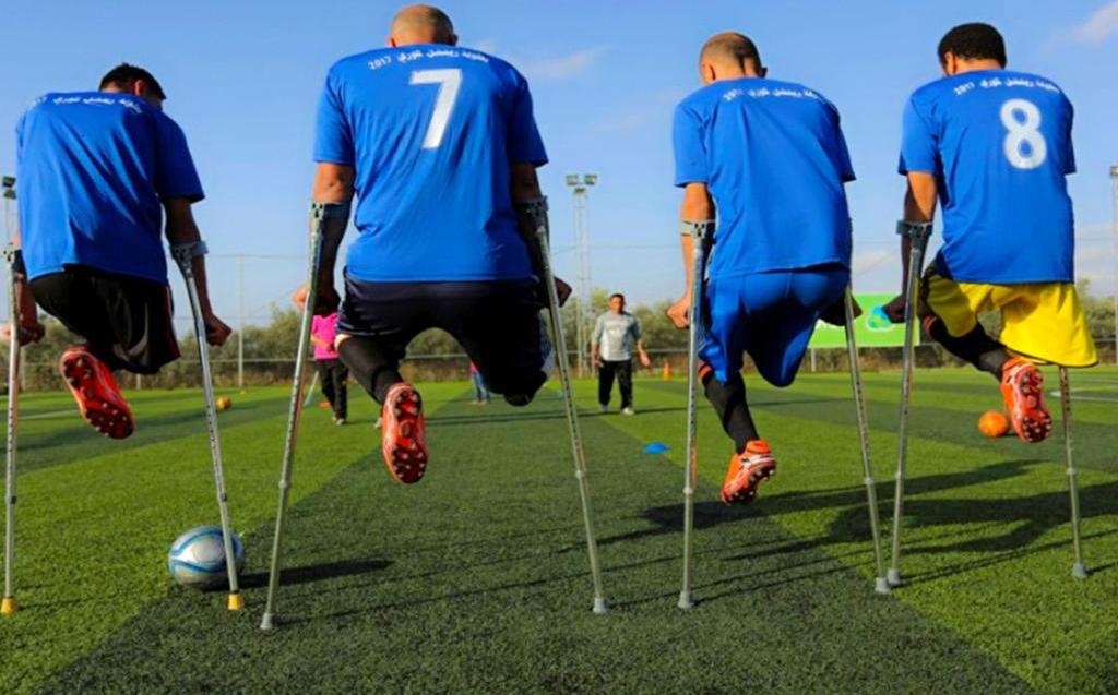 laaficion's tweet photo. #HISTORIA | Conoce al primer equipo de futbol de amputados en la franja de Gaza que aspira a competir a nivel mundial ❤⚽https://t.co/Zd0XKdkfb1 https://t.co/PAtgvgHJTz
