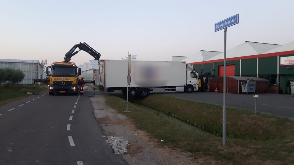 PDitmar's tweet image. Vrachtwagen hangt boven sloot aan de #broekpolderlaan in #honselersdijk . Voorzijde lieren , achterzijde hijsen. @Vreugdenhil_   #eigenkrachtverder 💪👍