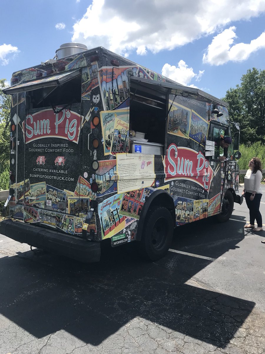 VaultComm's tweet image. Talk about a SURPRISE! Sum Pig #foodtruck crashed our Q2 agency staff meeting and we’re living for it. #funlunch #VaultLife