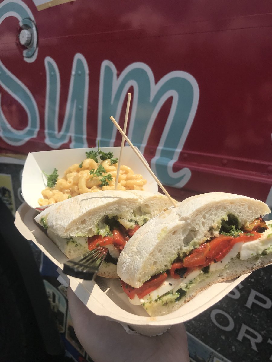 VaultComm's tweet image. Talk about a SURPRISE! Sum Pig #foodtruck crashed our Q2 agency staff meeting and we’re living for it. #funlunch #VaultLife