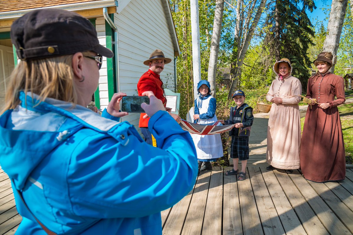 FortEdPark's tweet image. For the months of July and August, we are offering free, guided tours every Friday, Saturday, and Sunday at 1:15 PM! Come along for a quick trip back in time to familiarize yourself with the Park. #yeg #yegtours