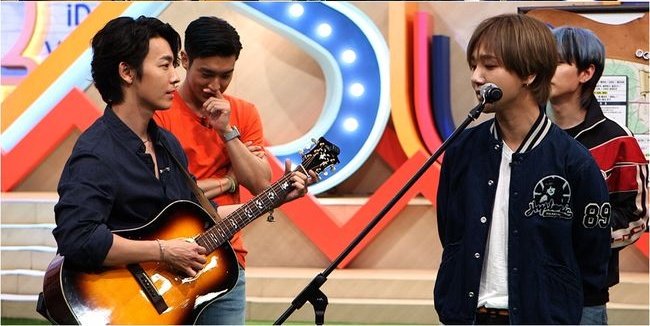 yesunsky's tweet image. Omg, ¿Yesung cantando y Donghae tocando la guitarra? Debe ser el paraíso. 😍