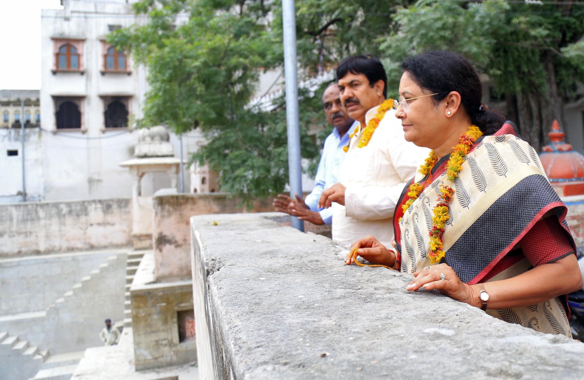 supportbjpraj's tweet image. Cabinet Minister Yunus Khan in Charbhuja, Rajsamand
#Rajsamand #YunusKhanInRajsamand #YunusKhanInCharbhuja #BJPRajsAmand #SwarajSafalYatra #Mission2018 #KiranMaheshwari #YunusKhan #Thursday #BJP #BJPRajasthan @BJP4Rajasthan @BJP4India @BJPLive @VasundharaBJP @narendramodi