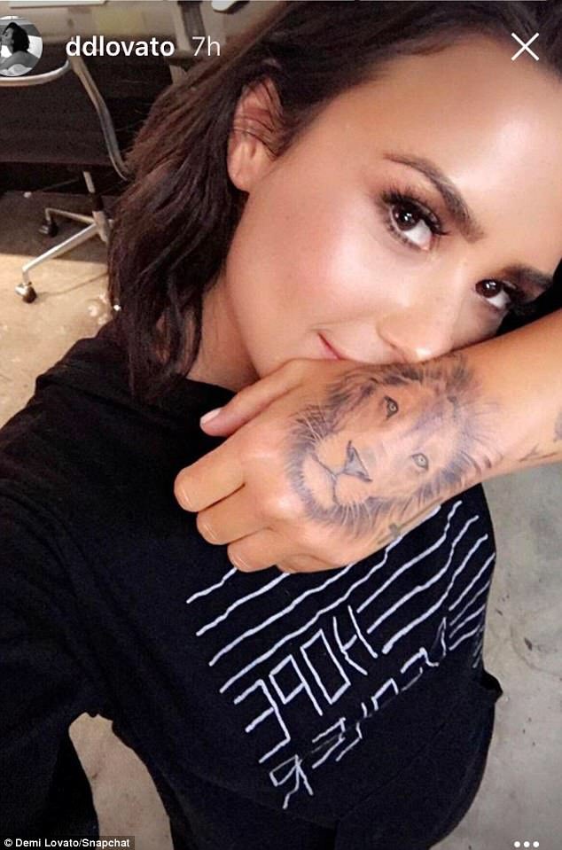 demetriaaalove's tweet photo. Kelly Rowland reveals on her Instagram getting a lion painted on her hand writing “ I❤️U” and “got you on my mind”. Demi Lovato has that same lion tattooed on her hand. https://t.co/Ac1Z7plJMi