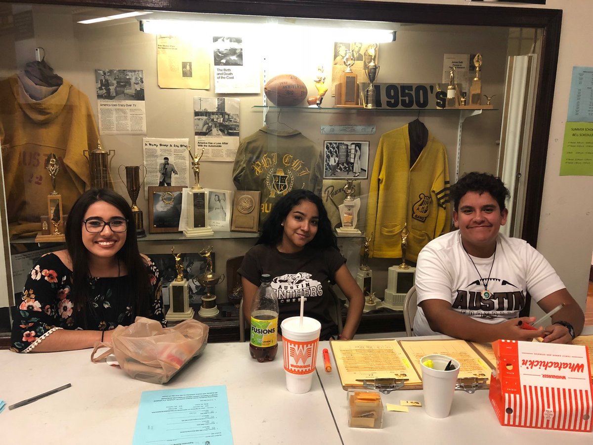 SDOAPantherNT's tweet image. Way to go! Our New Tech juniors stepping up to help out with #AustinHS registration for our military families! @cynsationalcynd  @BlancheGenao #PantherNewTech #OneBigFamily #IAmEPISD