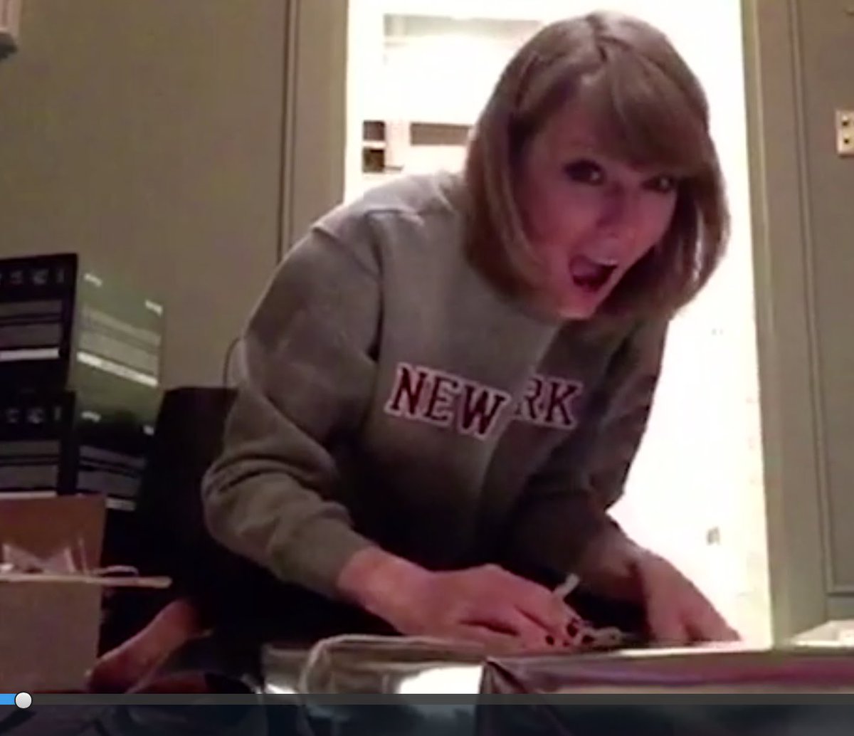 swiftiereads's tweet photo. Ella misma averigua sobre los gustos de sus fans, les compra regalos y los envuelve con sus manos para navidad. Lo llamamos #TayLurking 

Video: https://t.co/6MIMDY6G0B 

Noten como siempre nombra a sus fans como si fueran amigos <3 https://t.co/IXUxI6L93N