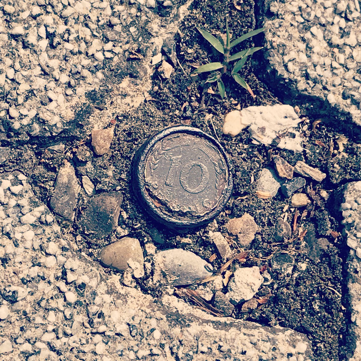 teledoc24's tweet photo. #bin so #alt wie die #Münze noch wird ? #Eingerammt in die #Straße bis es #oxidiert!? https://t.co/oU4Cve3NU5