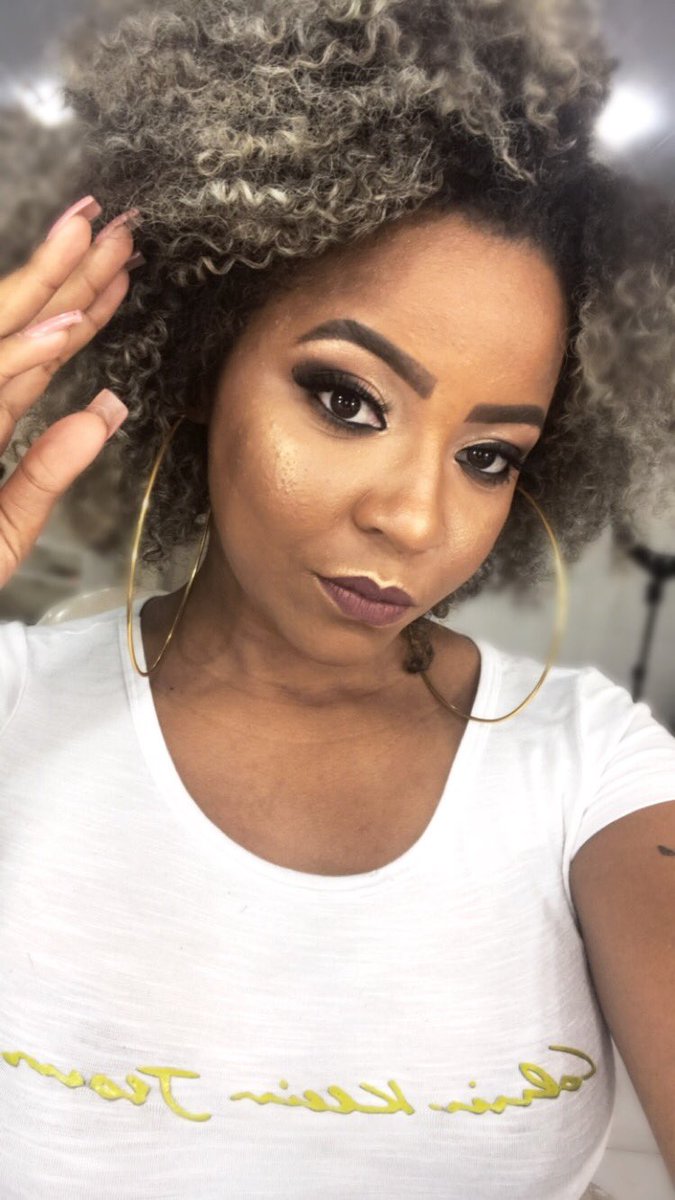 chellyvieiraa's tweet photo. Gratidão é a palavra!!✨❤️🙏🏾
Hj eu tive o prazer de fazer um curso vip com essa mulher que eu admiro mt, uma das melhores excelente profissional ameeeei ...💖 @Mada
#MakeupPorAmor #Ilovemake #Blessed #ilovrmakeup #apaixonada #makegringa #makebafo https://t.co/q3GwqhLhRE