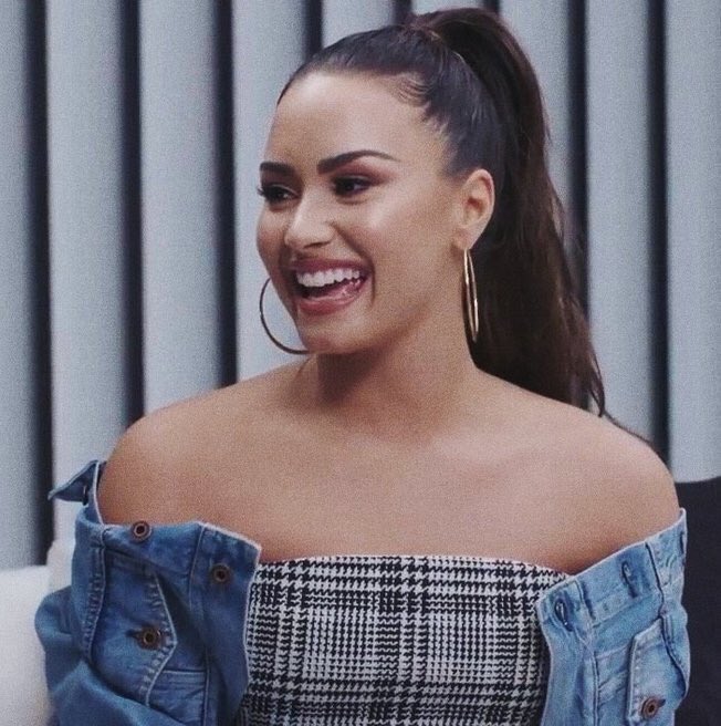 vietbaddie's tweet photo. Nobody understands my love for this woman. She has helped me through so much of my shit without physically being here and I can’t thank her enough. She deserves peace and happiness in her recovery. She’s been surviving for a reason. https://t.co/i2dEnfF22W