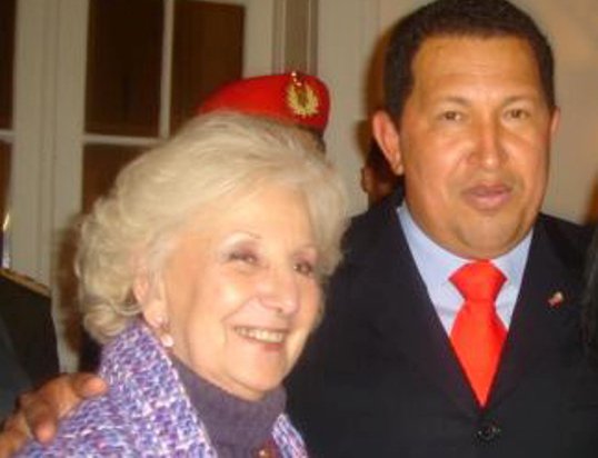 Acá se la ve a Carlotto oponiéndose tenazmente a la militarización en otros países.