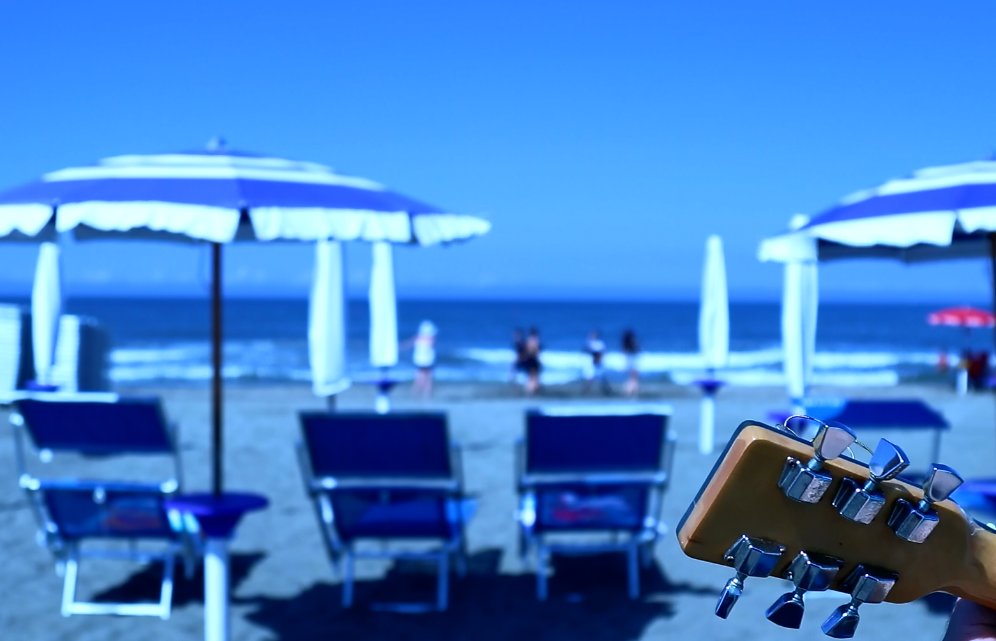 L'estate di sabbia.... 🌴
youtube.com/watch?v=bEsM1H… 
#estate #sabbia #sole #mare #amore
