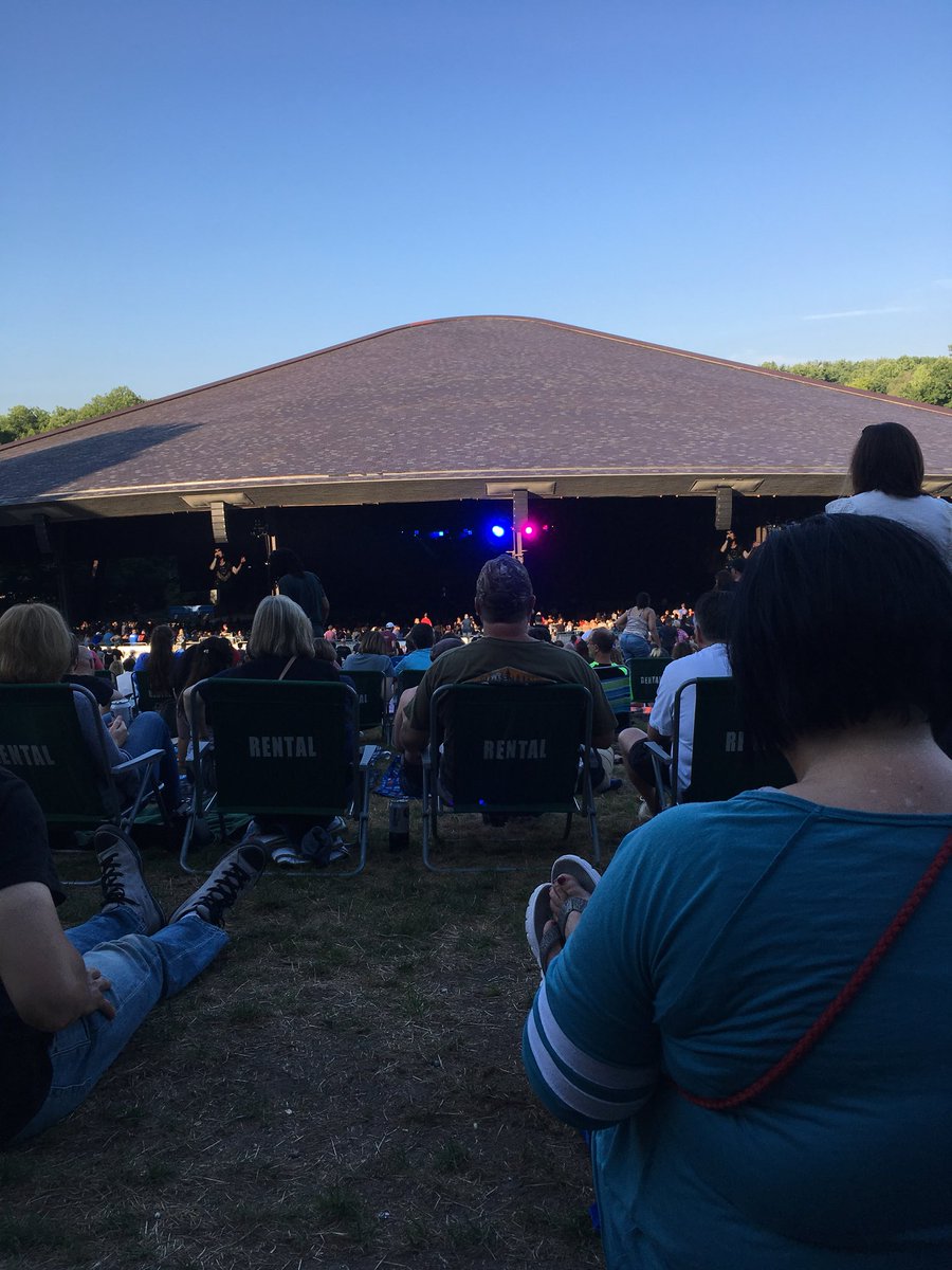 I’m about to see the Foo Fighters for the second time!!!